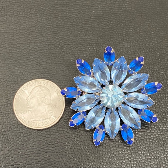 Vintage Unsigned Juliana 2-tone Blue Rhinestones Open Back Flower Brooch 13.7g - Picture 7 of 11
